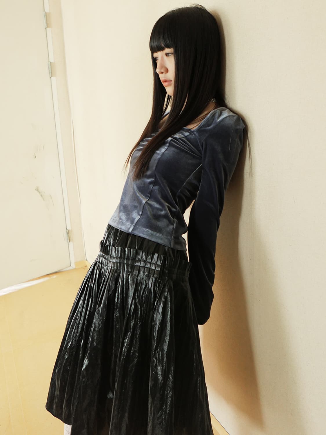 콜로신스 글로시 핀턱 미디 스커트 상품이미지2