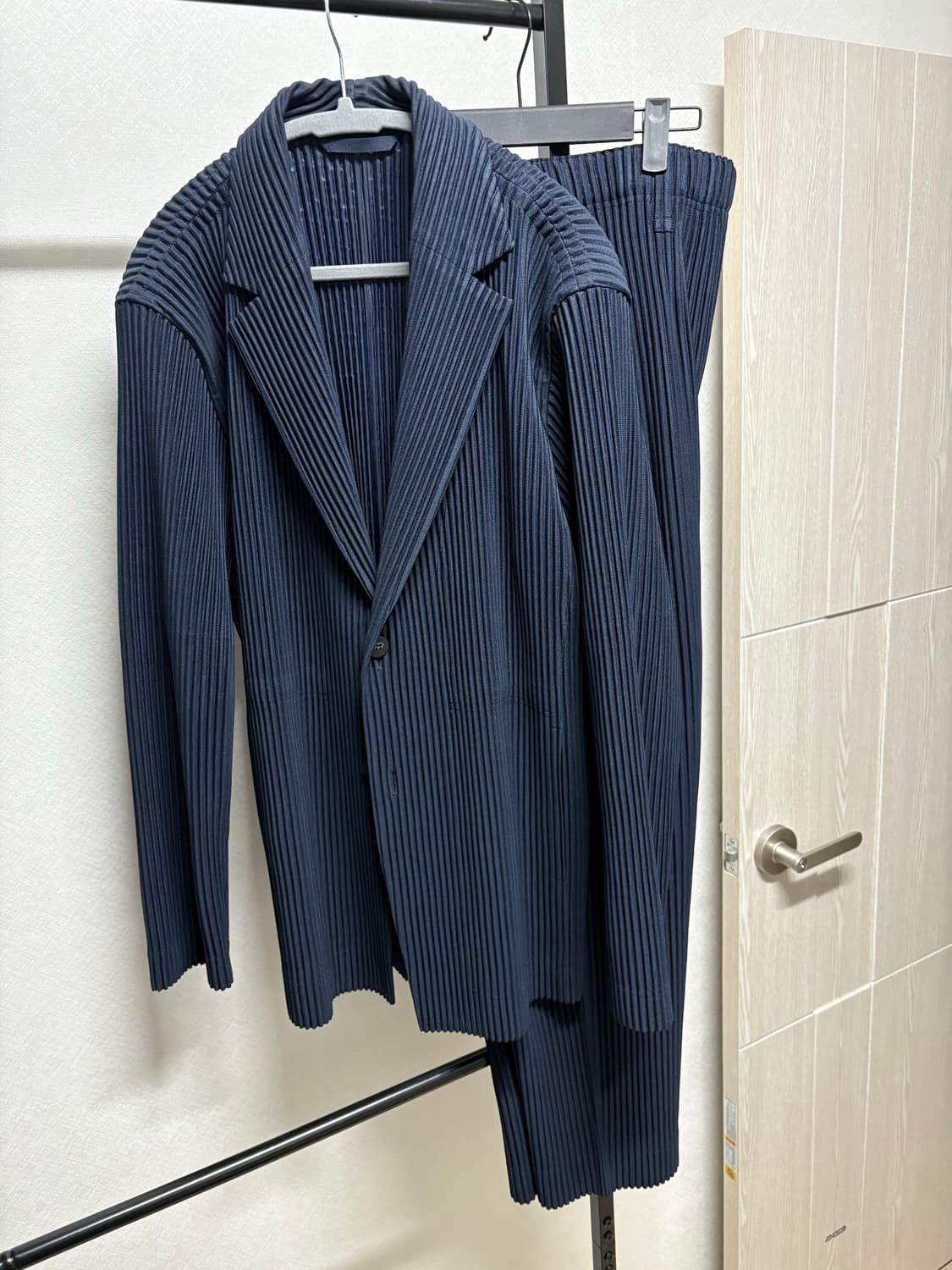 옴므플리세 셋업 네이비 3 상품이미지1