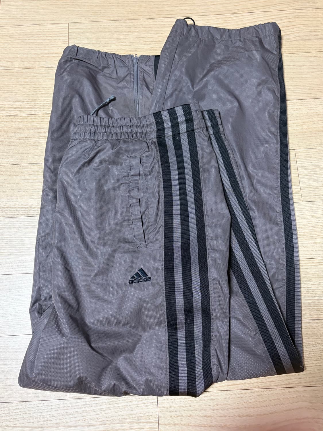 모카색 아디다스 트랙 비닐 팬츠 상품이미지1