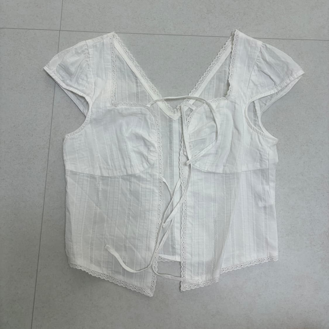 에즈이프캘리 CROP RIBBON OPEN BLOUSE 상품이미지1