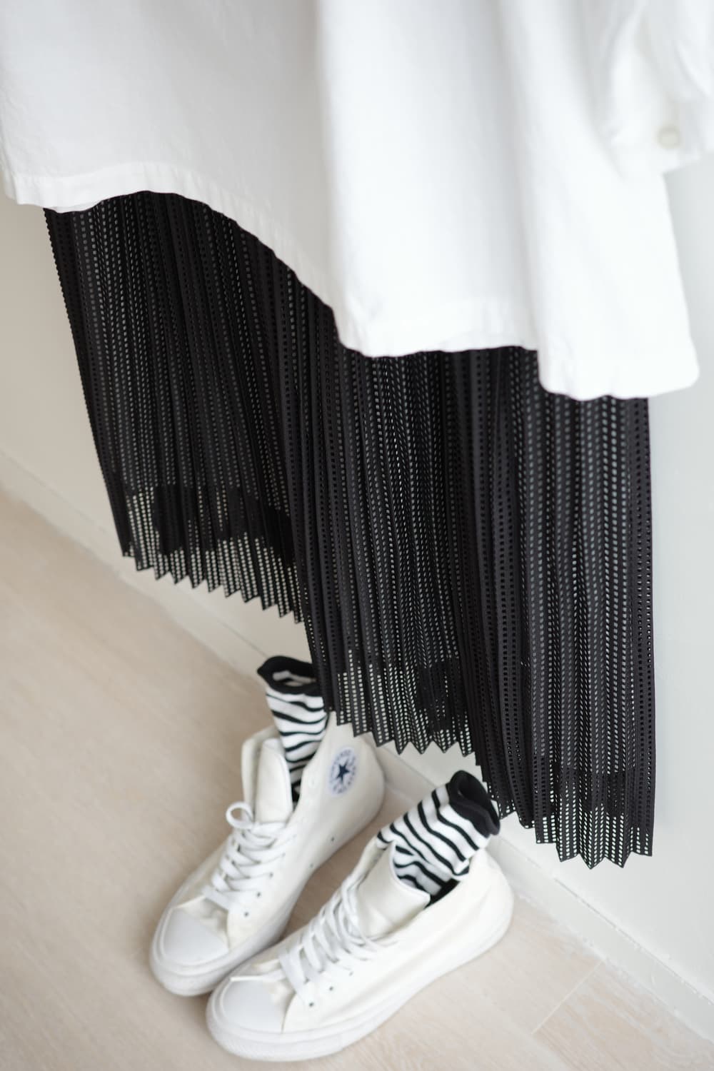 rhythomos 
• 블랙 펀칭 주름 미디어 스커트 상품이미지1