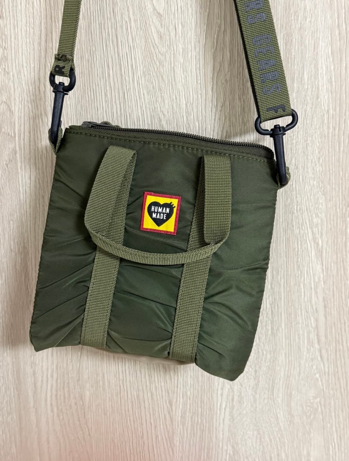 휴먼메이드 미니 헬멧백 올리브 드랩 판매 상품이미지3
