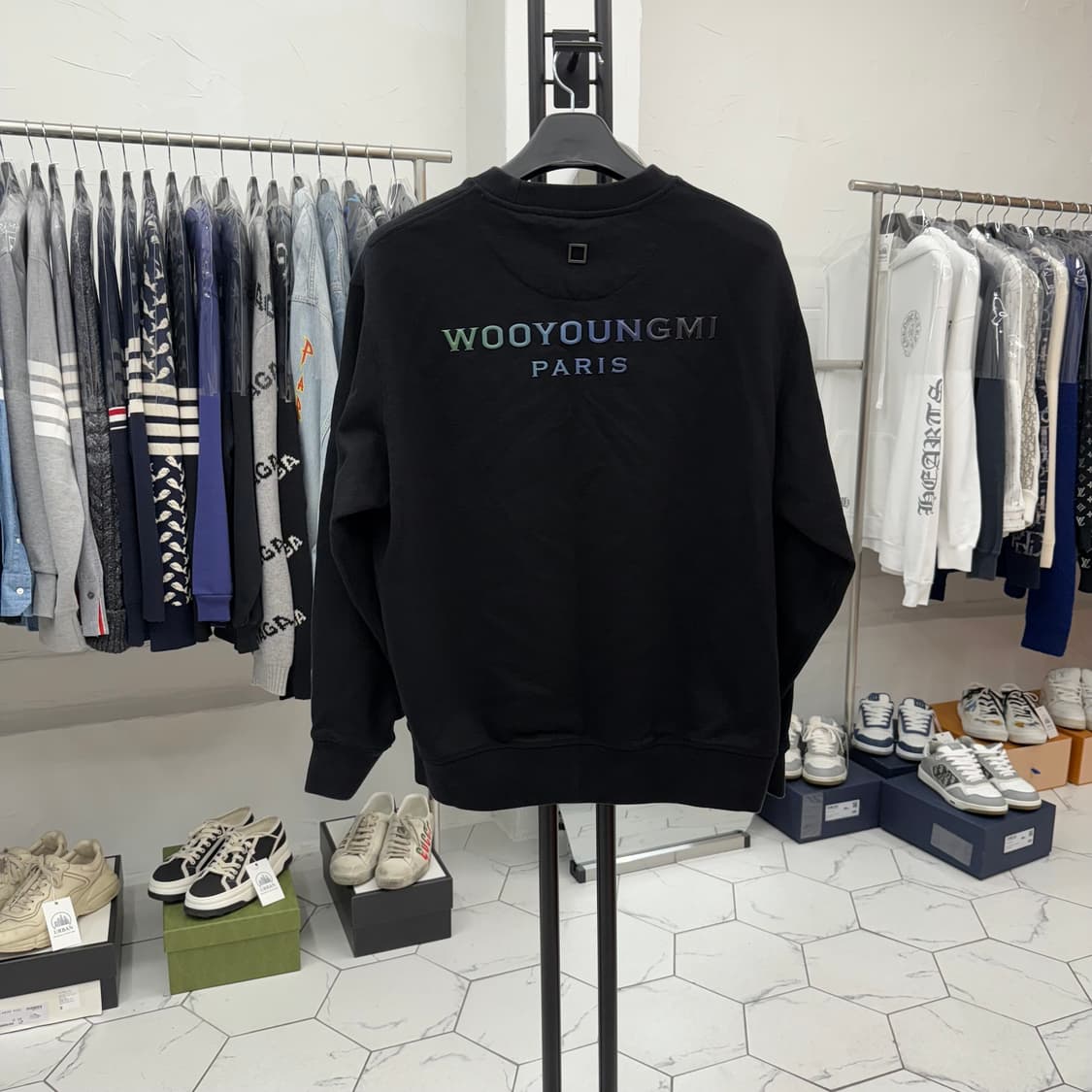 [48] 우영미 그라데이션 엠보싱 맨투맨 블랙 상품이미지1