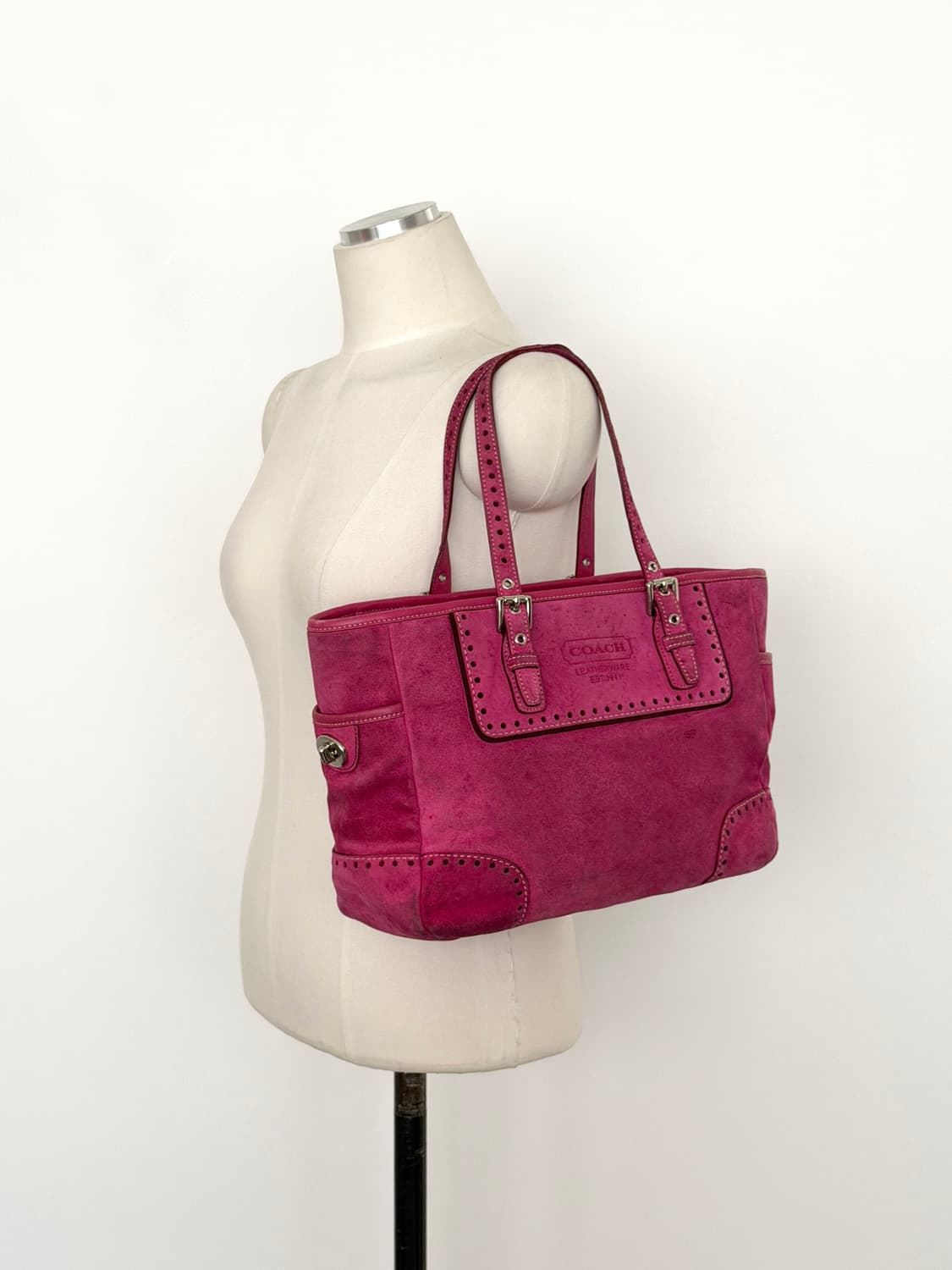 코치 펀칭 디테일 스웨이드 토트백 상품이미지2