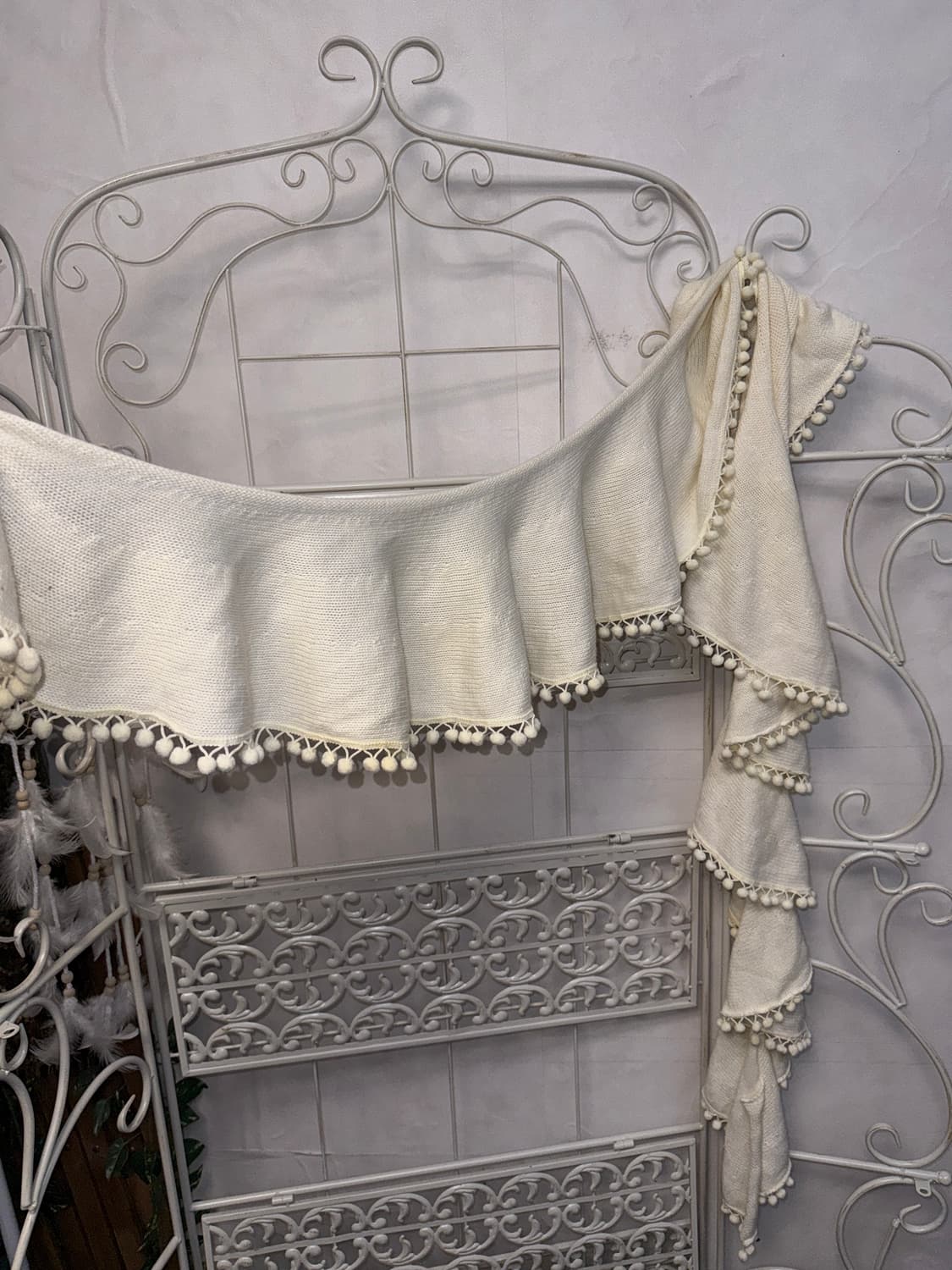 Ivory knit ball ruffle cape muffler 상품이미지3