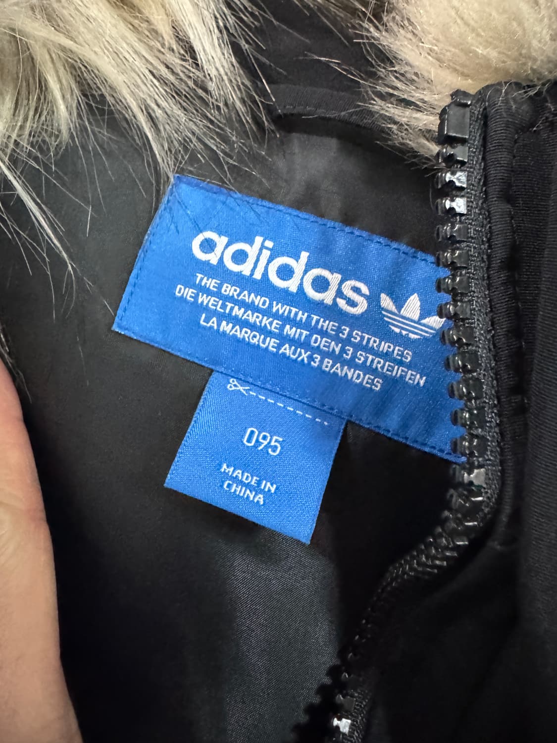 아디다스 멀티패치 덕 다운 블랙 후드 패딩 상품이미지3
