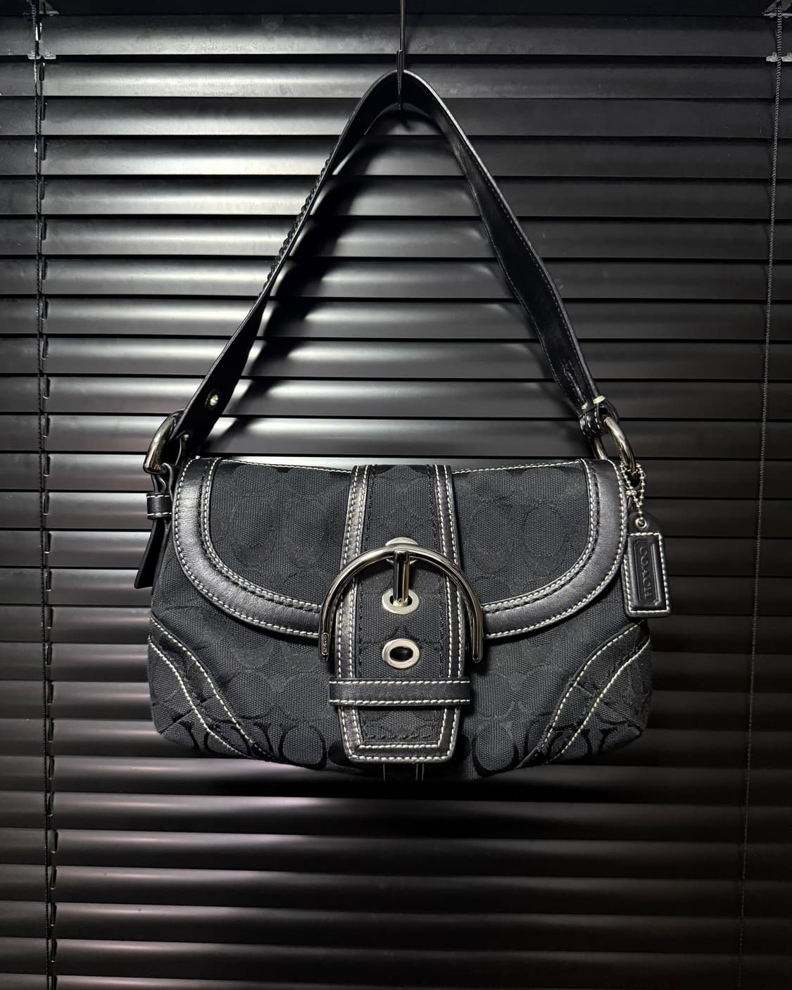 코치 시그니처 버클 로고 가죽 블랙 숄더백 토드백 가방 락시크 웨스턴 상품이미지3