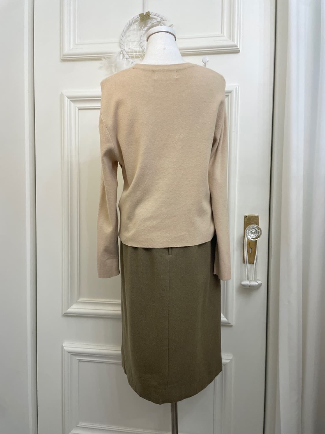 beige unbalance wood button soft knit to 상품이미지3