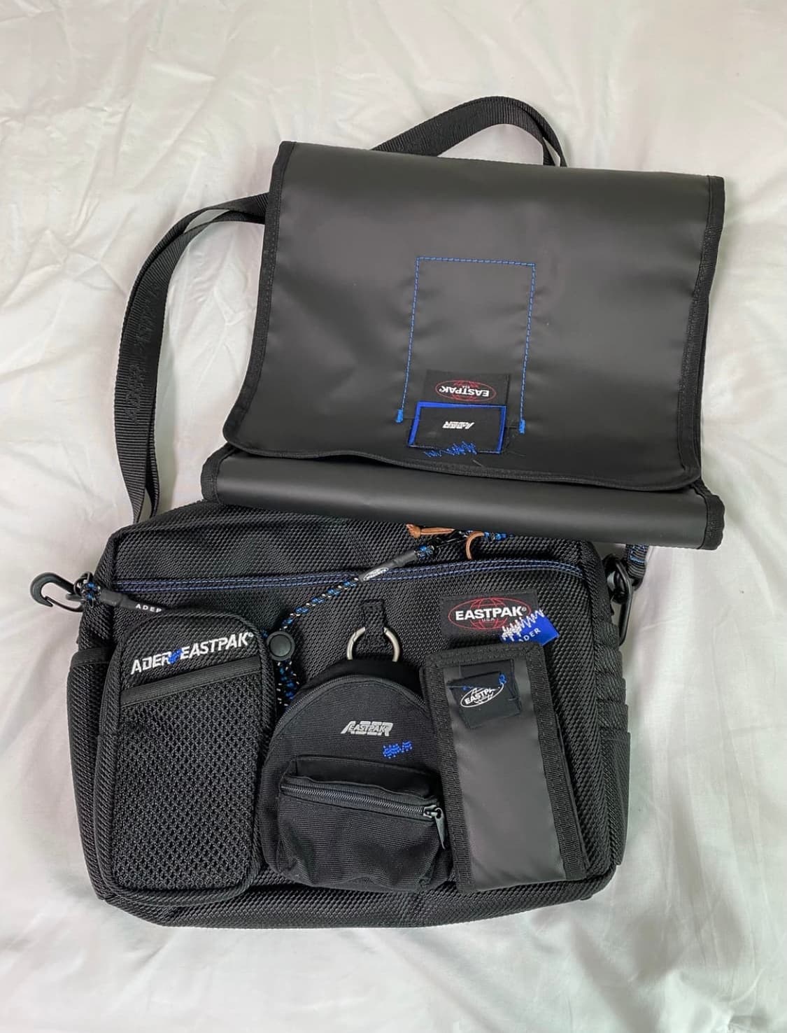 아더에러 x 이스트팩 숄더백 블랙 상품이미지1