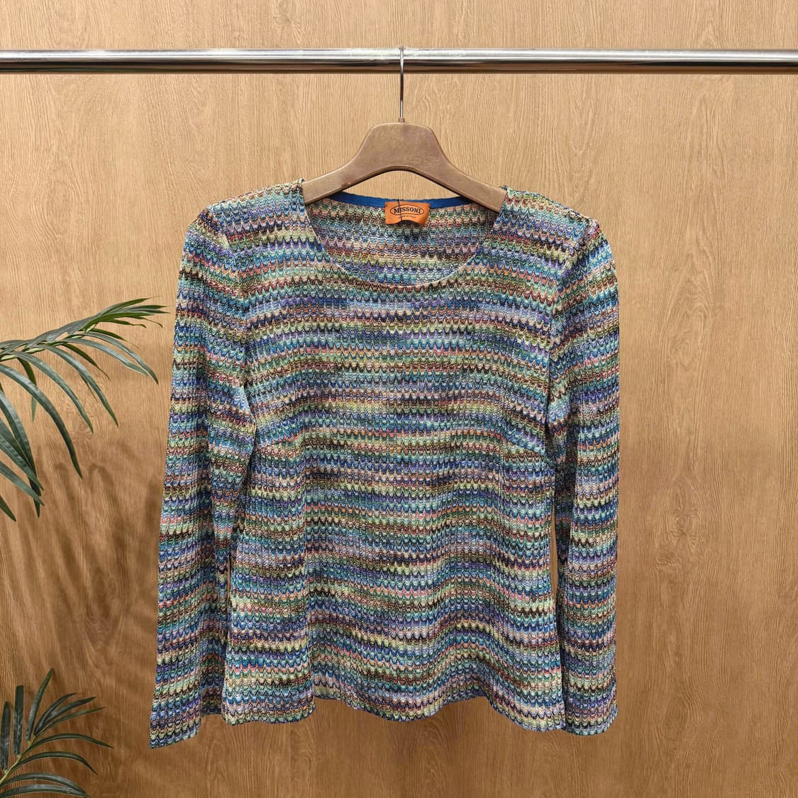 미쏘니 라운드넥 니트 롱슬리브탑 웨이브 패턴 디테일 멀티컬러 상품이미지1