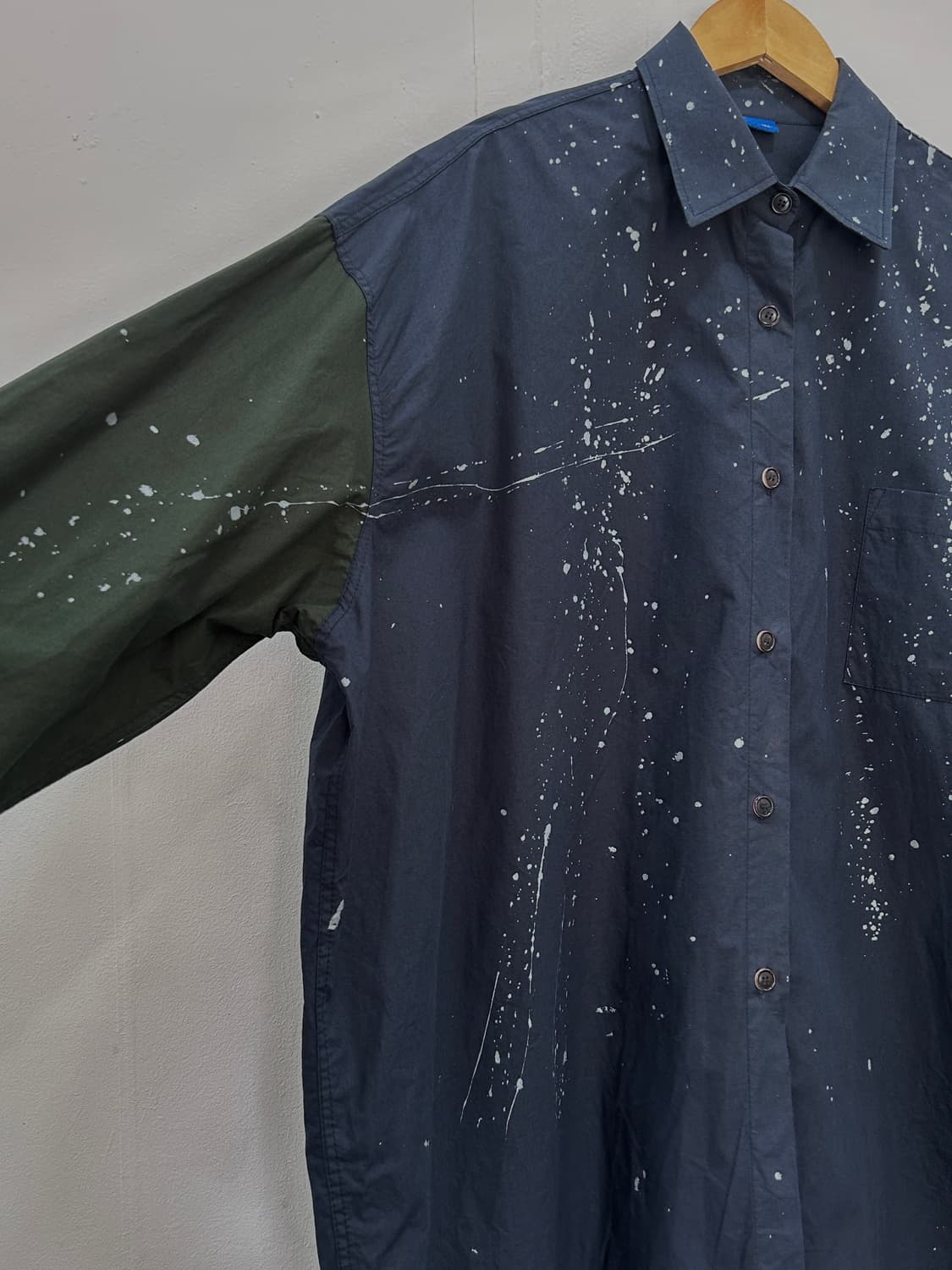 더일마 the ilma 페인트 스플래터 오버핏 셔츠 네이비카키 상품이미지2
