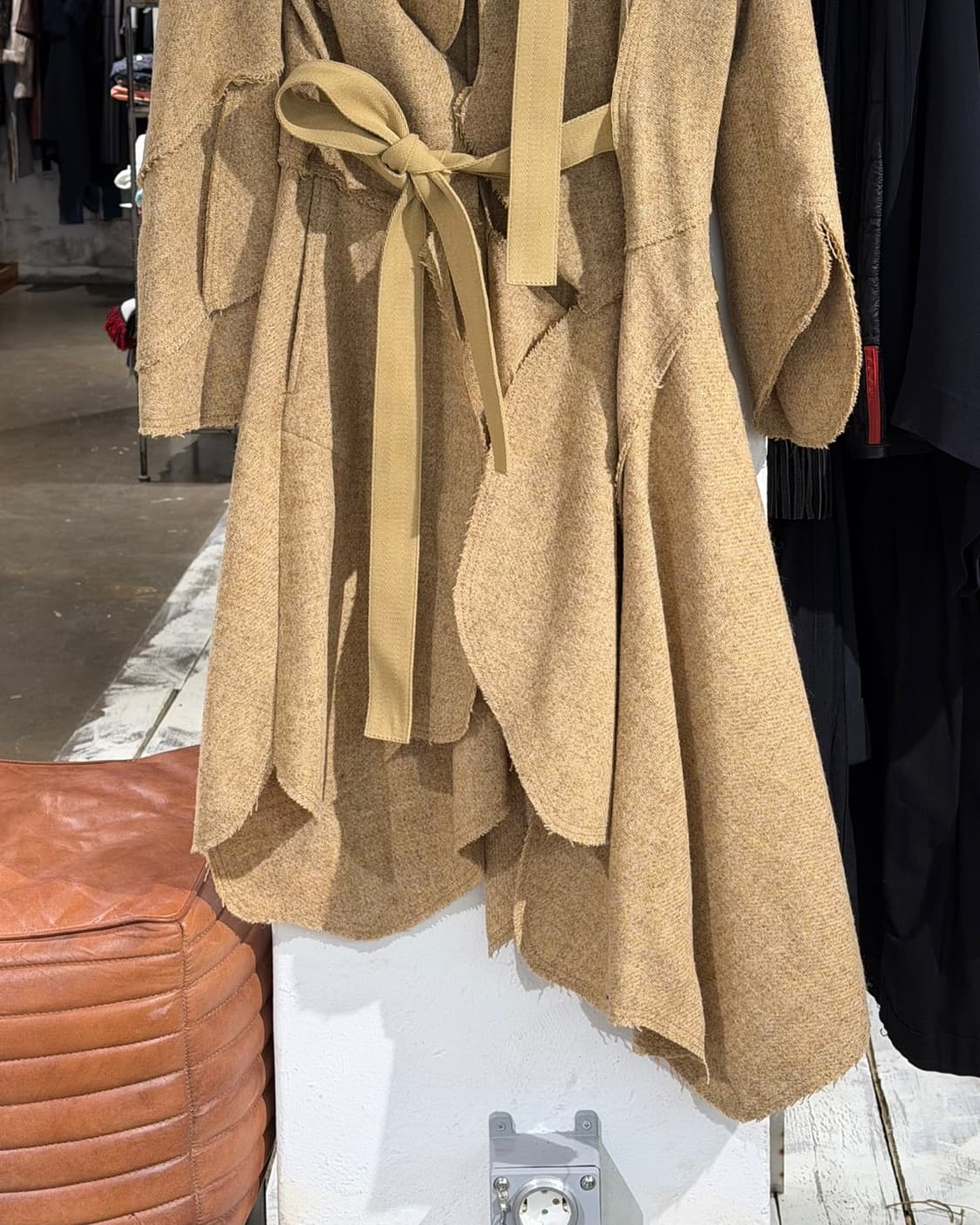 비비안웨스트우드 베이지 리본 트램프 코트 상품이미지5