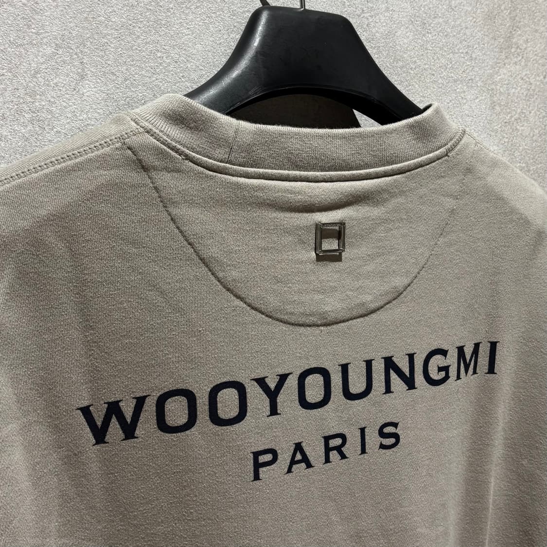 A+ / 48 (100) 우영미 백로고 맨투맨 그레이 상품이미지2