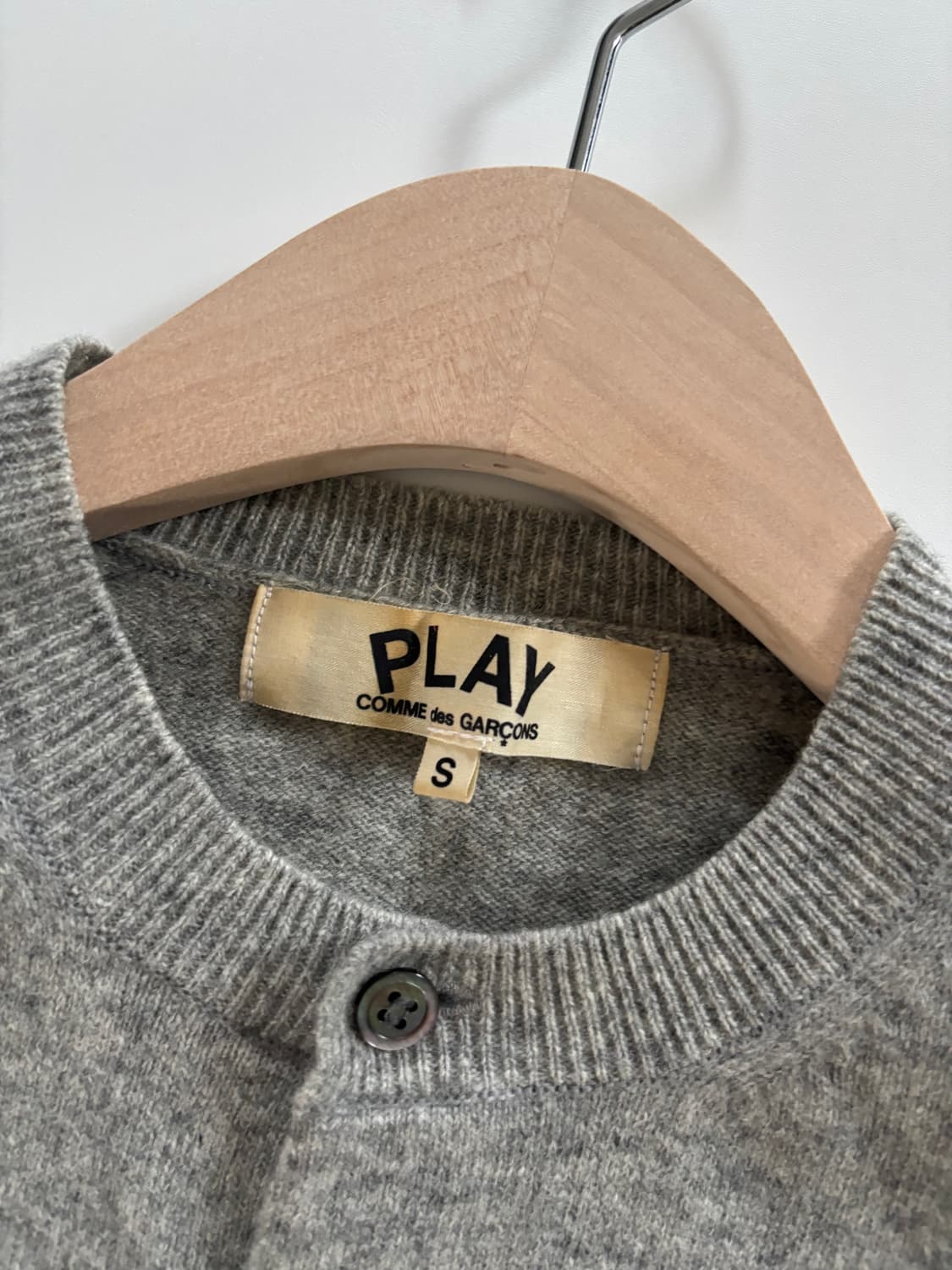 COMMEdesGARCONS 꼼데가르송 화이트와펜 그레이컬러 울 가디건 상품이미지4