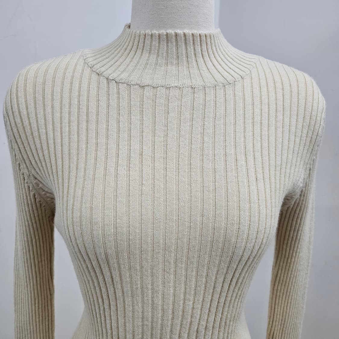 모 혼방 연베이지 골지 반폴라 니트 상품이미지4