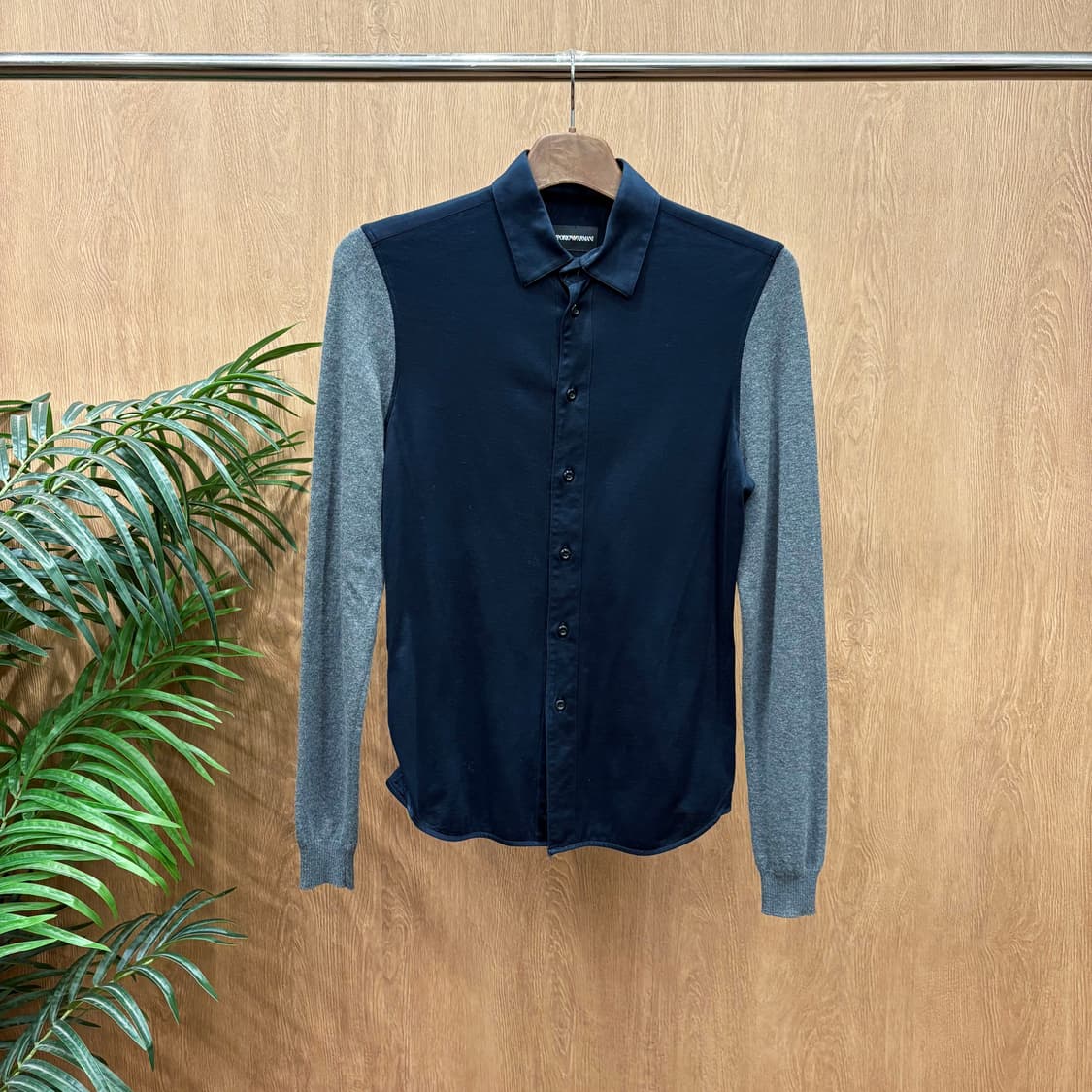 엠포리오 아르마니 코튼 긴팔 셔츠 배색 시보리 하이브리드 디테일 네이비 상품이미지1