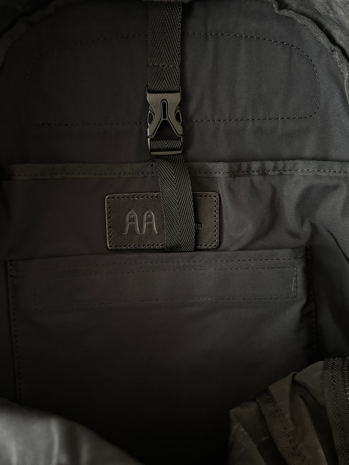 예약중) 아미아칼바 개버딘 백팩 블랙 상품이미지4
