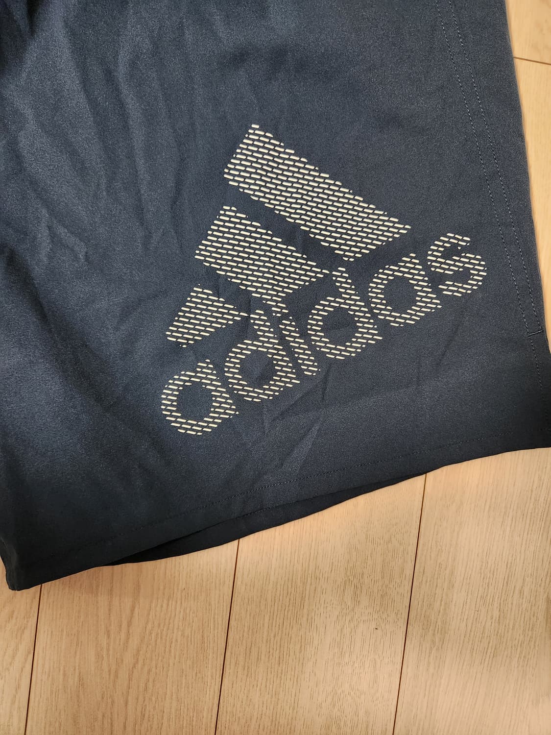 아디다스 삼선 러닝 반바지 네이비 사이즈XL

오염 하자없이 깨끗해요^^ 상품이미지2