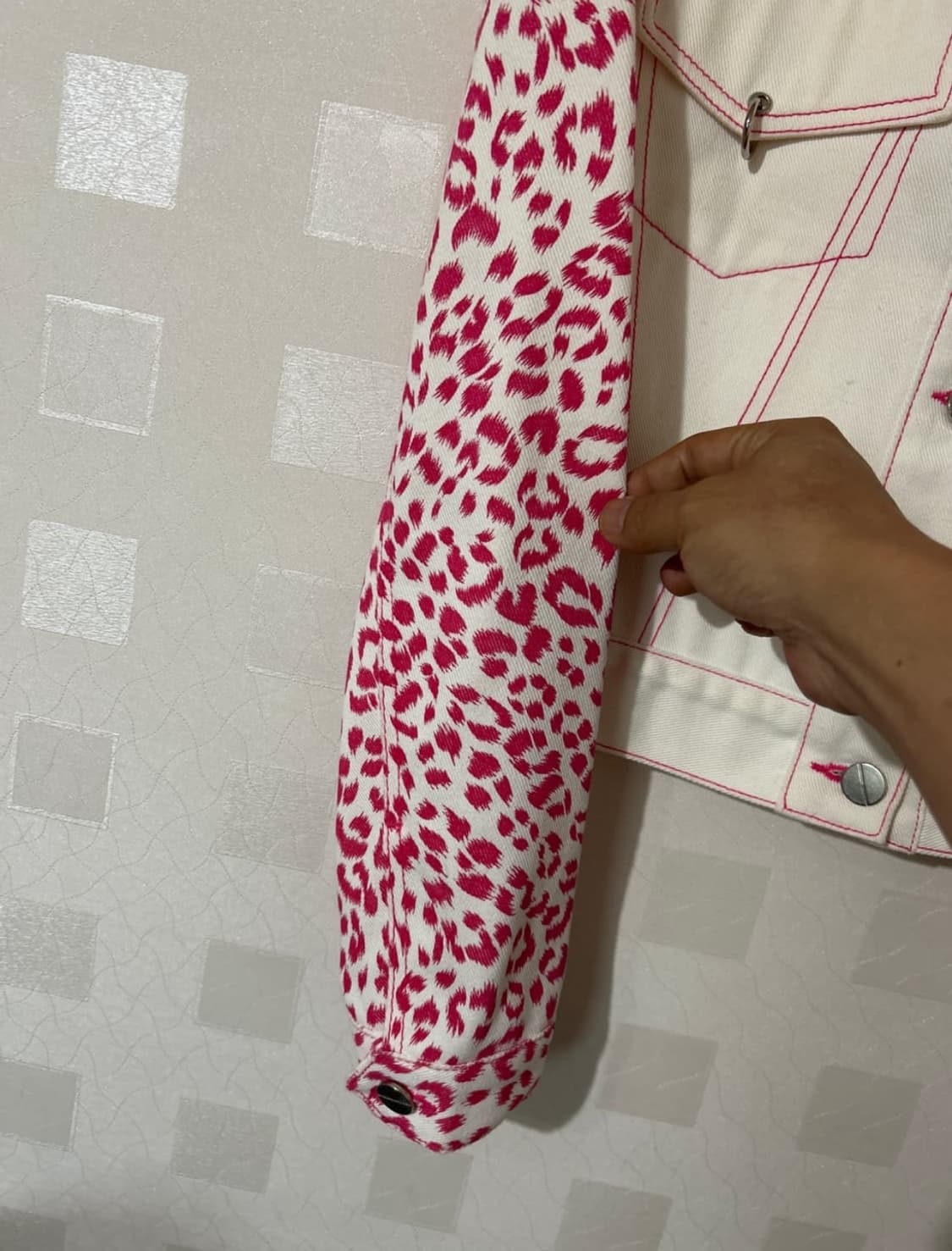 채뉴욕 메탈 피어싱 장식 핑크 컬러 호피데님자켓 상품이미지7