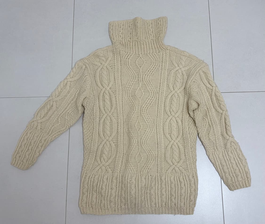 크림 터틀넥 스웨터 상품이미지1