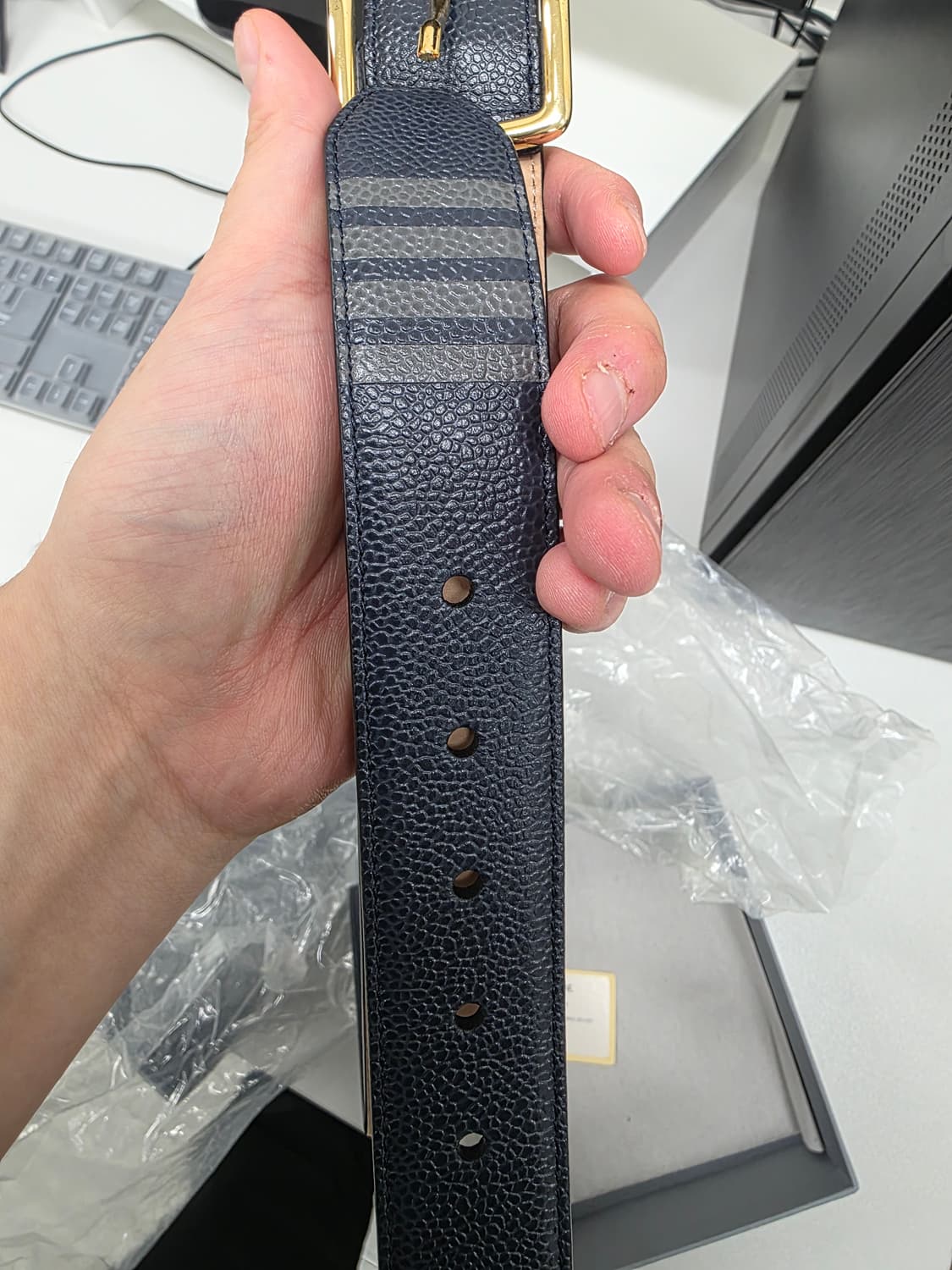 톰브라운 23SS MCX049B 00198 415

벨트 상품이미지10