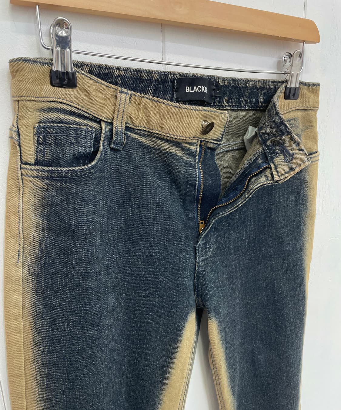 블랙업(BLACKUP) 투톤 사이드 워싱 컷팅 부츠컷 데님 팬츠 상품이미지3