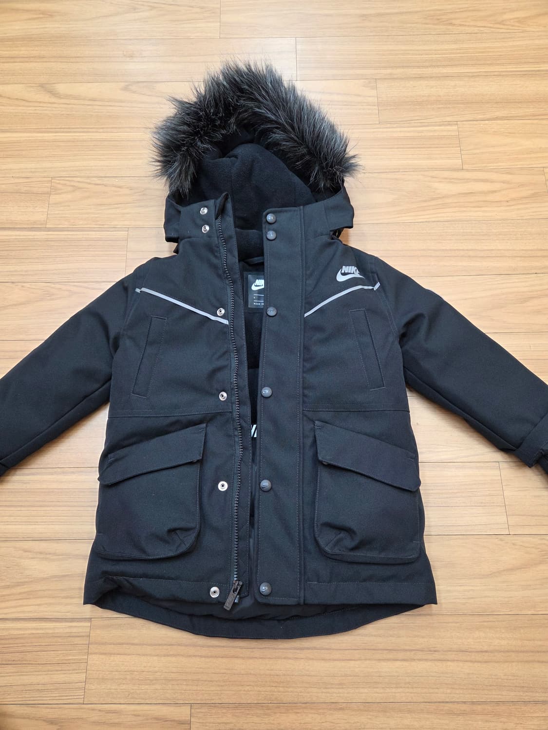 블랙 색상의 나이키 키즈 패딩 점퍼입니다. 사이즈는 110이고, 모자에  상품이미지1