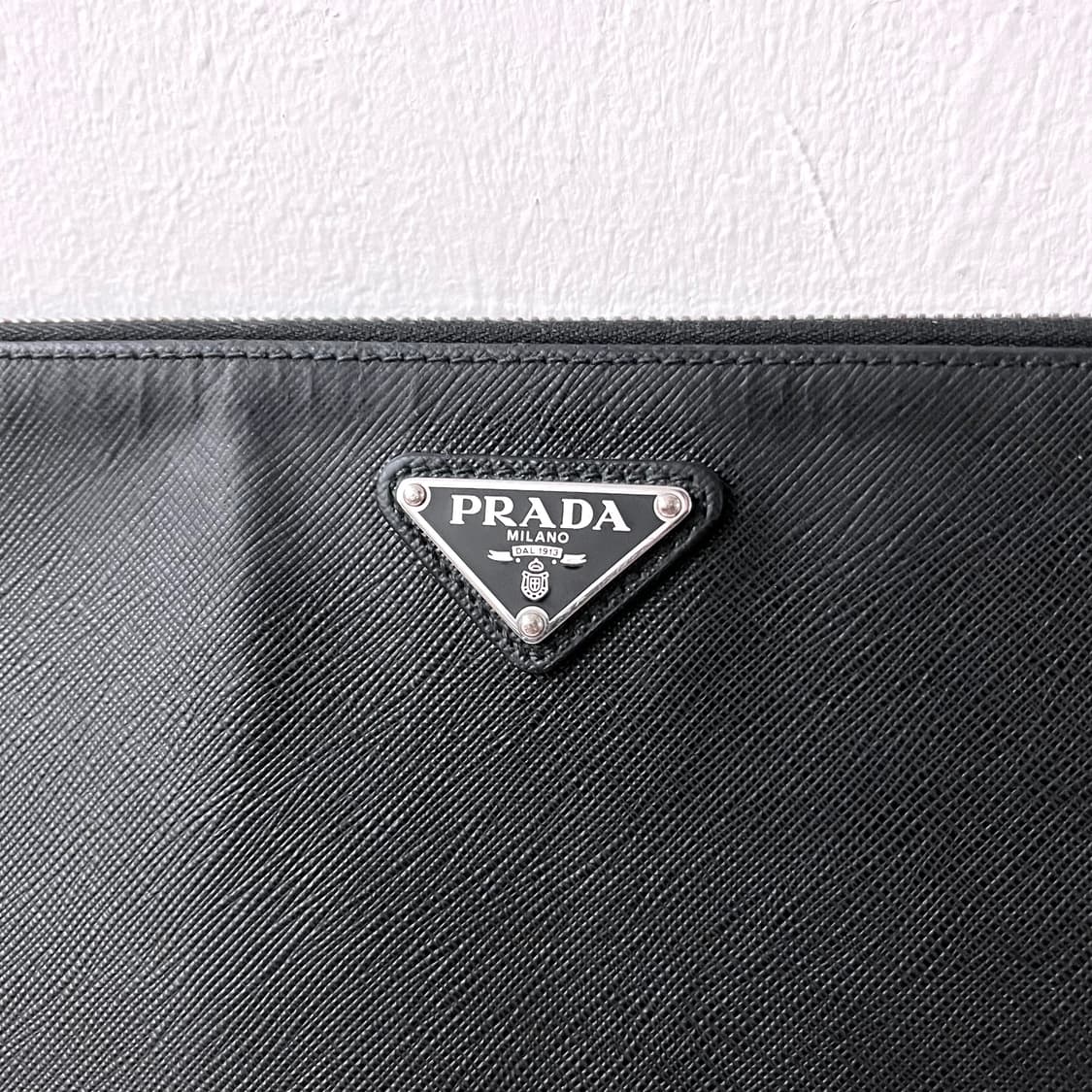 [A급/정품] 프라다 삼각로고 클러치 백 블랙 상품이미지4