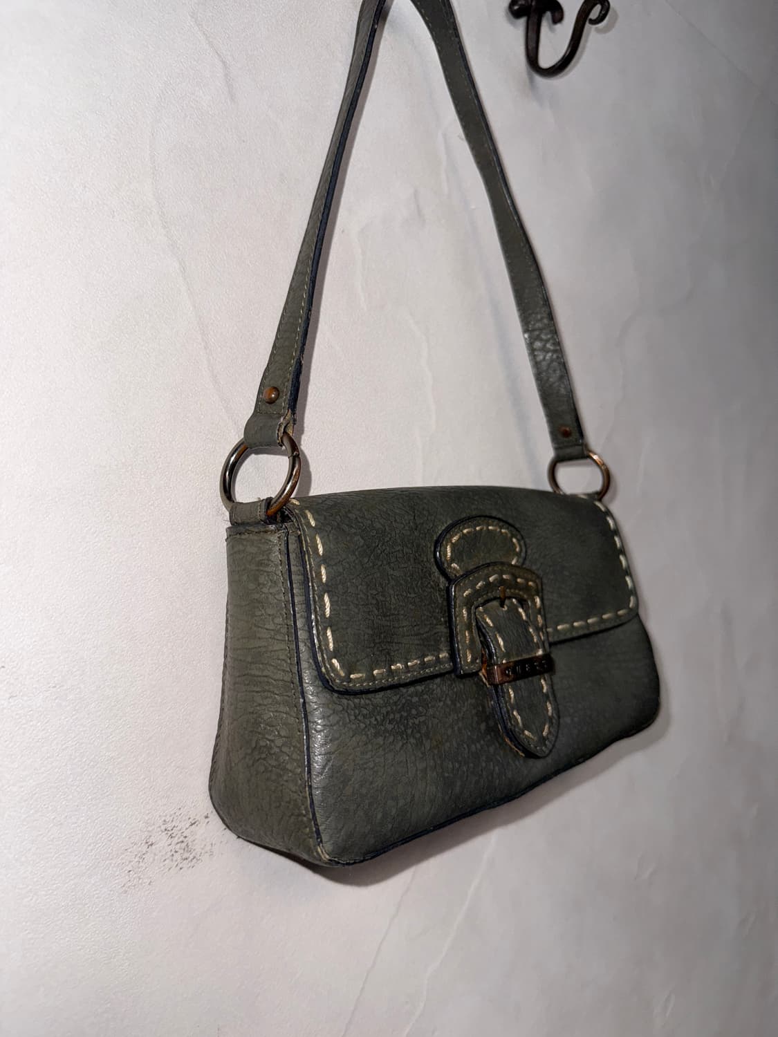 Guess ash khaki stitch buckle 숄더백 상품이미지4