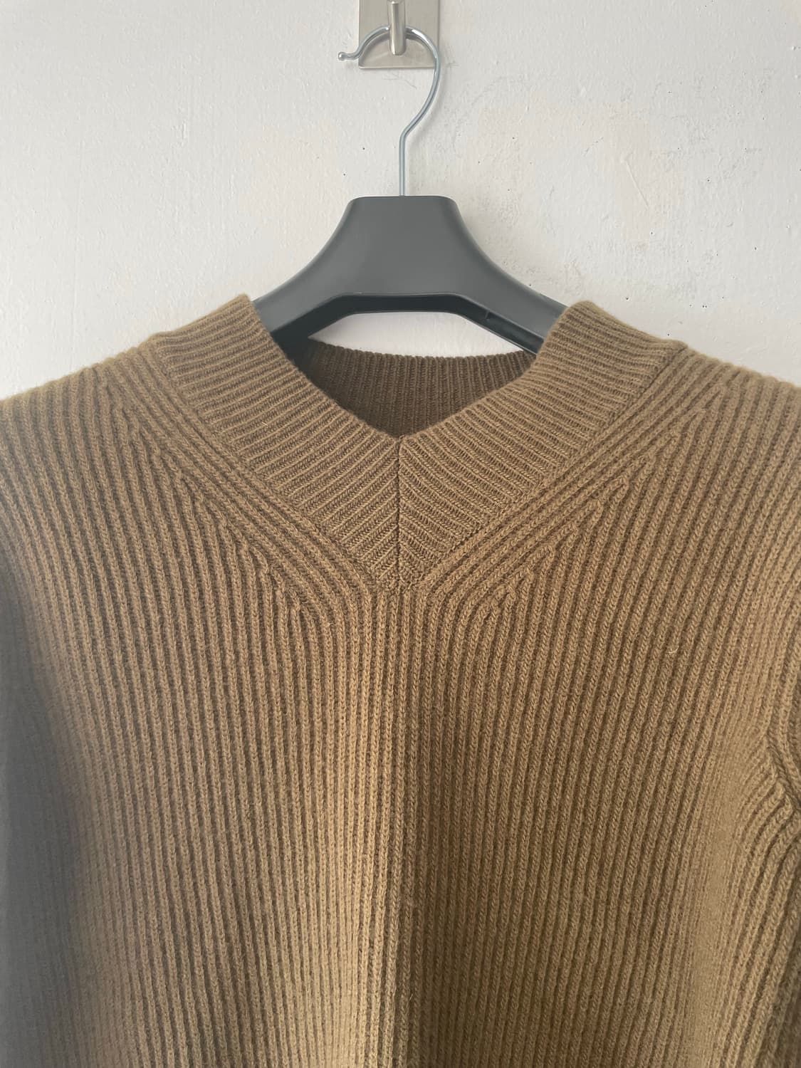 라벨 아카이브 메리노 파인울 브이넥 니트 올리브그린(1) 새상품(내용필) 상품이미지2