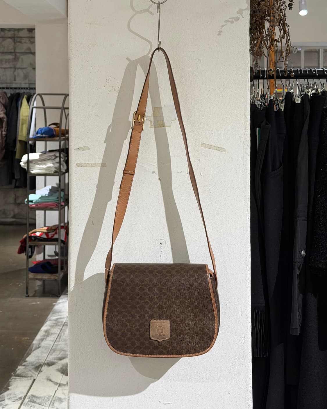 셀린느 브라운 마카담 크로스백 상품이미지2