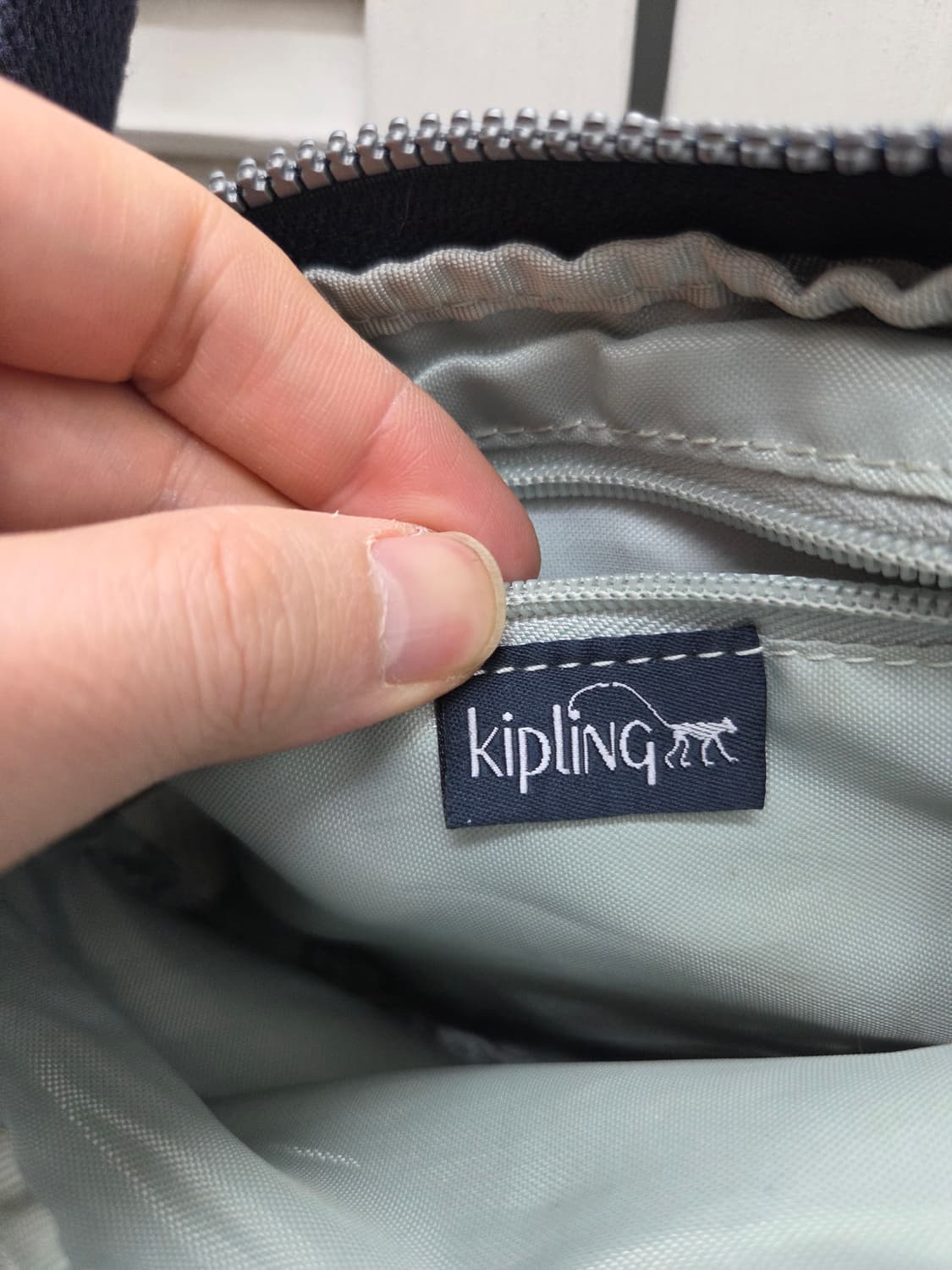 키플링 네이비 미니 크로스백 상품이미지7