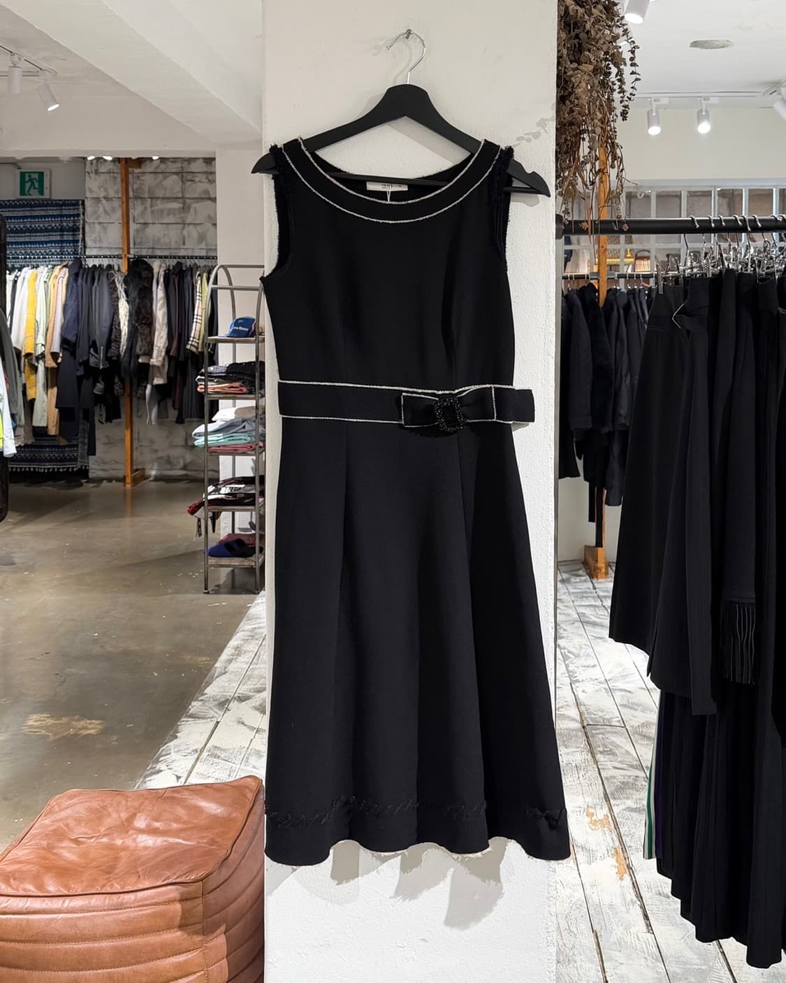 프라다 블랙 벨트 플레어 미디 드레스 상품이미지1