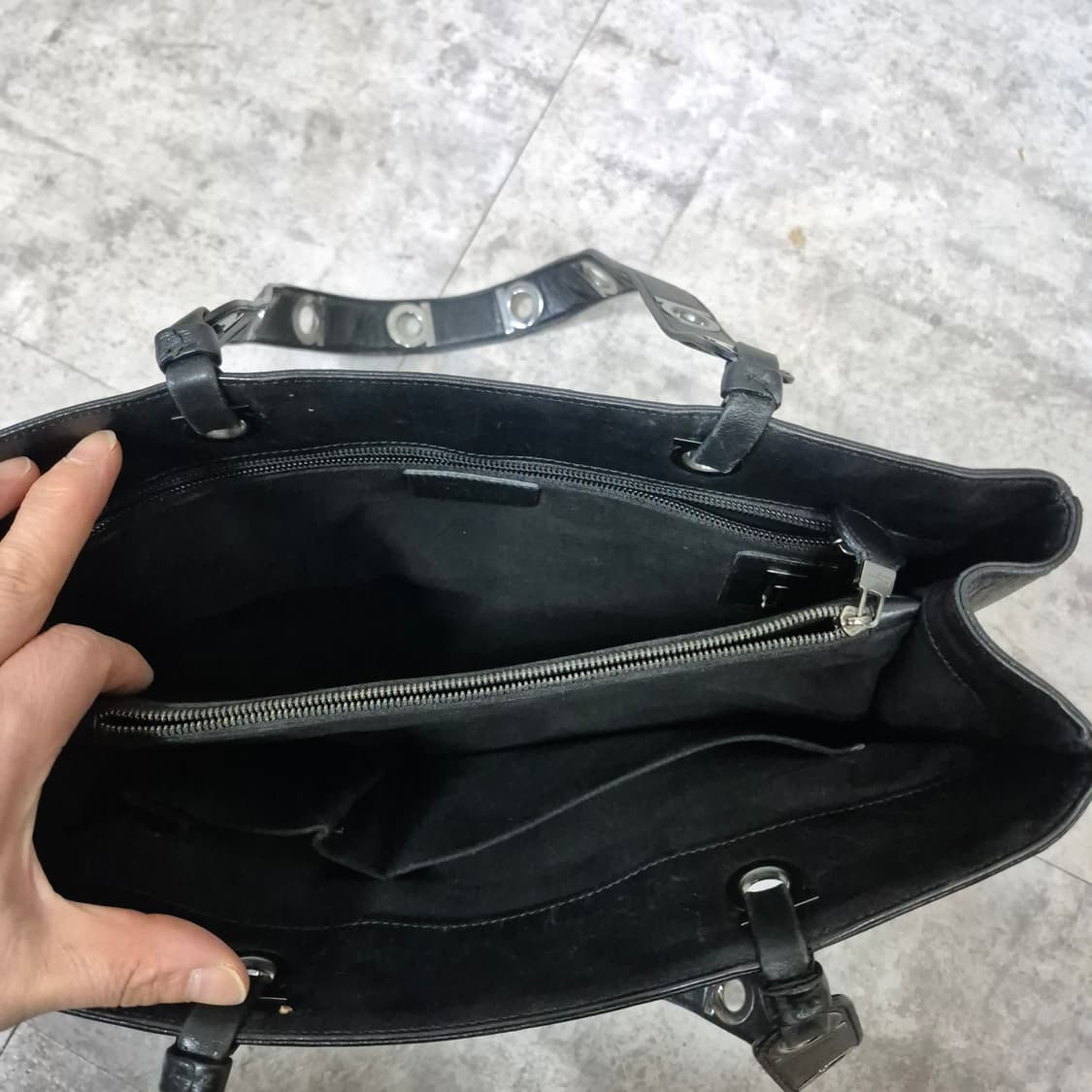 살바토레 페레가모 간치니 블랙레더 숄더백 상품이미지9