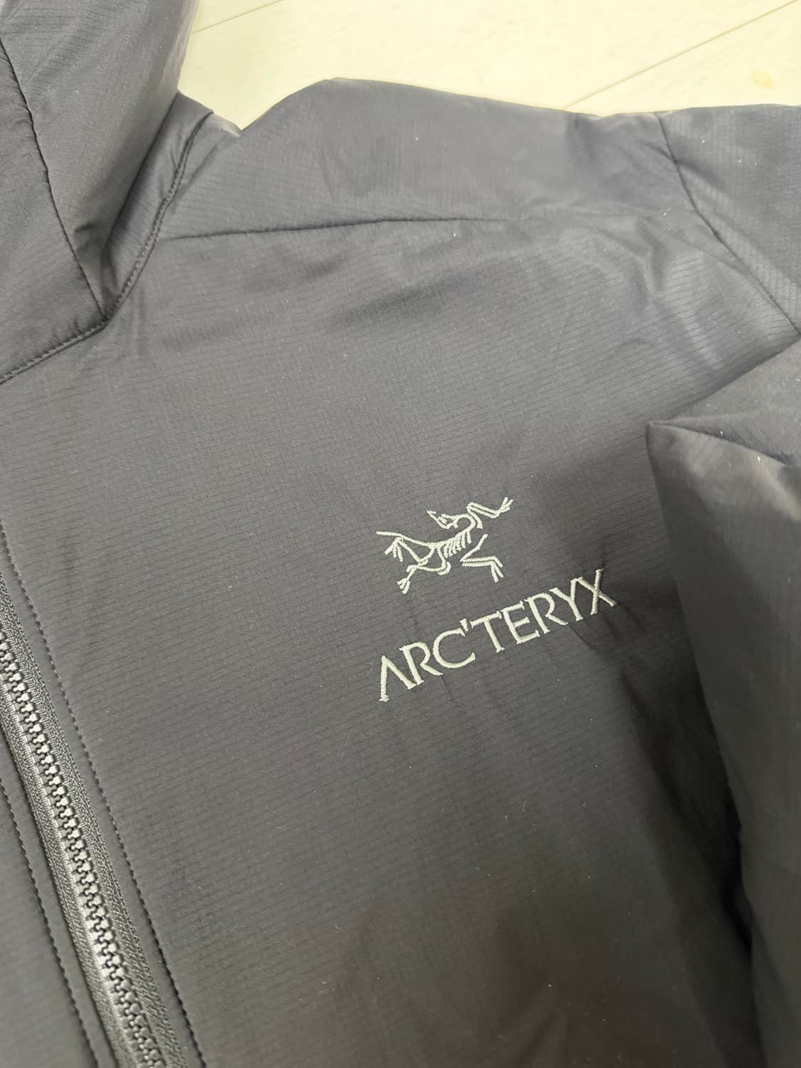 아크테릭스 아톰 후디 L 사이즈  상태 9.8/10  사진찍고 절대안입습 상품이미지4