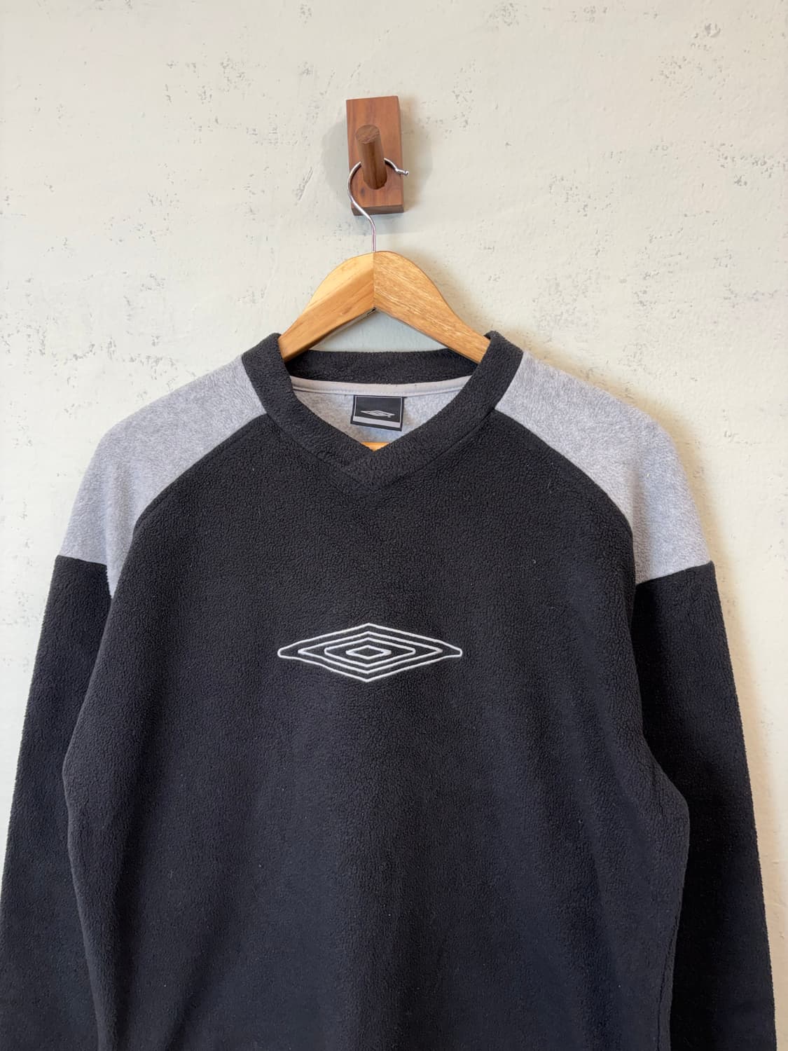 엄브로 올드스쿨 빅로고 후리스 웜업 상품이미지5