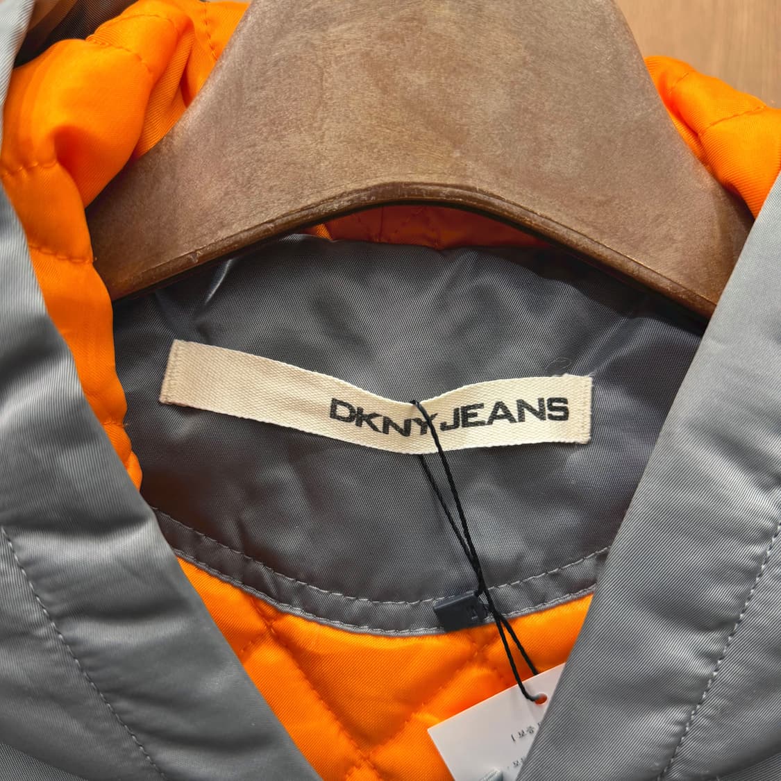 도나카란 뉴욕 진스 나일론 패딩 코트 토글 로프 스트랩 디테일 그레이 상품이미지8