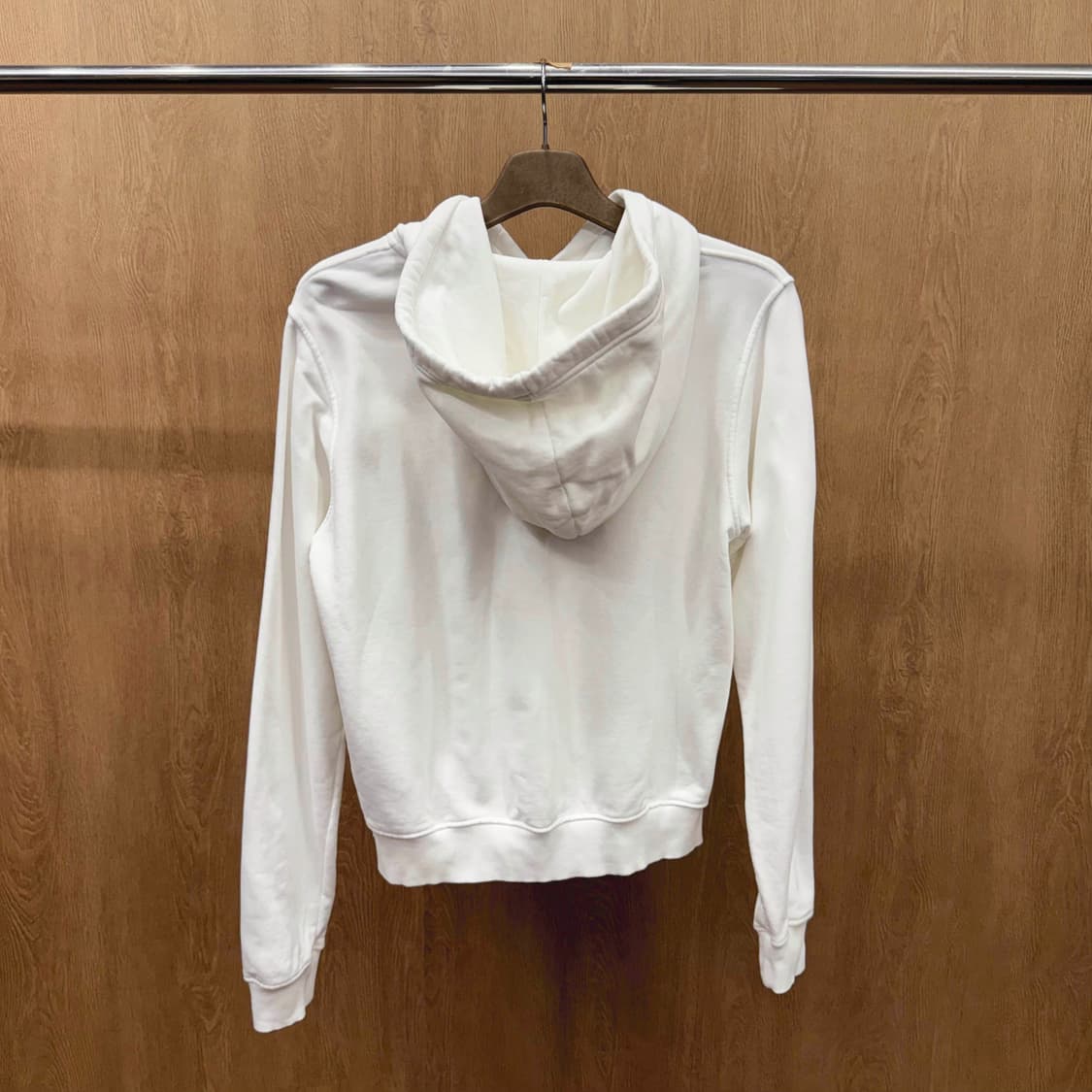 디젤 후드티 전면 레드 컬러 로고 자수 그래픽 디테일 화이트 상품이미지3