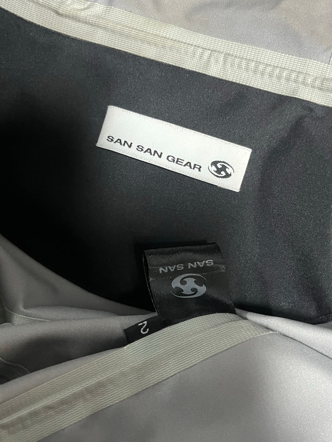 산산기어 22fw 바람막이 블랙 2사이즈 상품이미지3