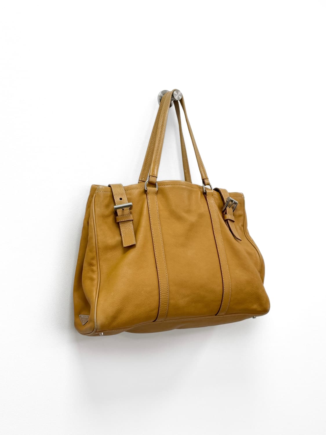 프라다 레더 사이드 로고 버클 디테일 숄더백 상품이미지1