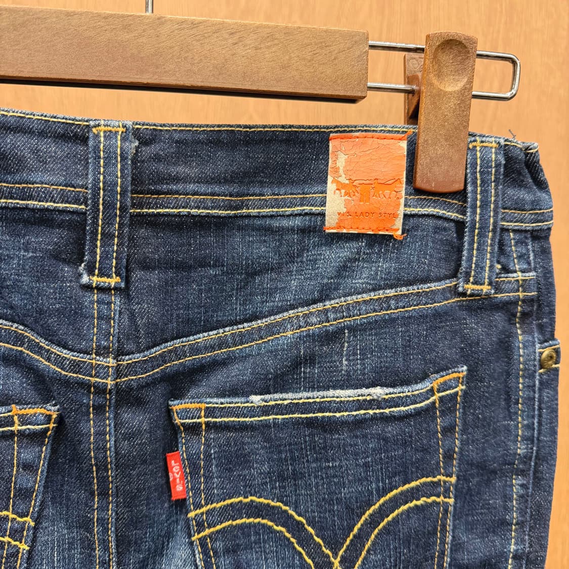 리바이스 데님 미디 스커트 레드 로고 탭 백 슬릿 디테일 H라인 진청 상품이미지7