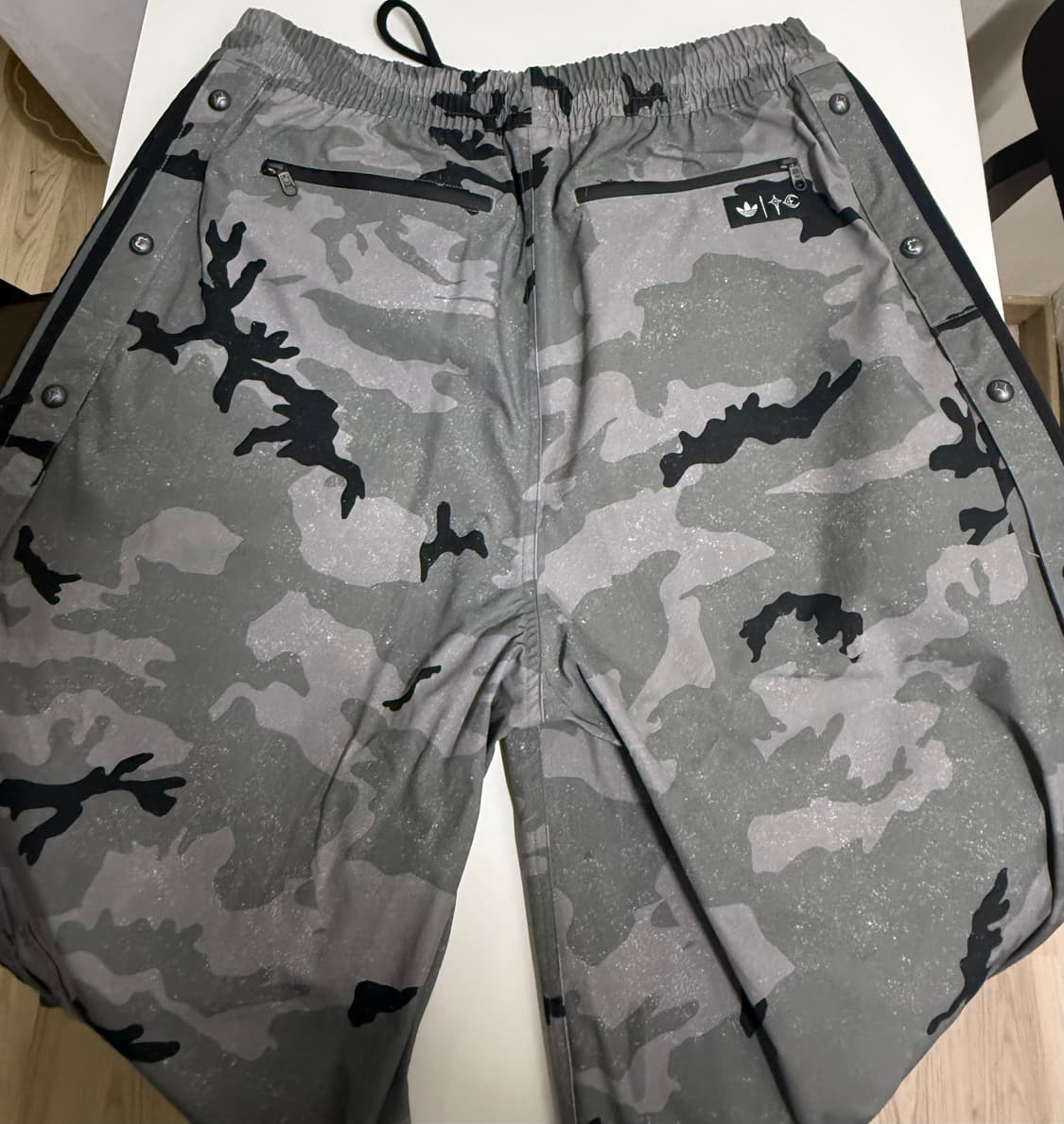 아디다스x떠그클럽 트랙 팬츠 블랙 크림 상품이미지3