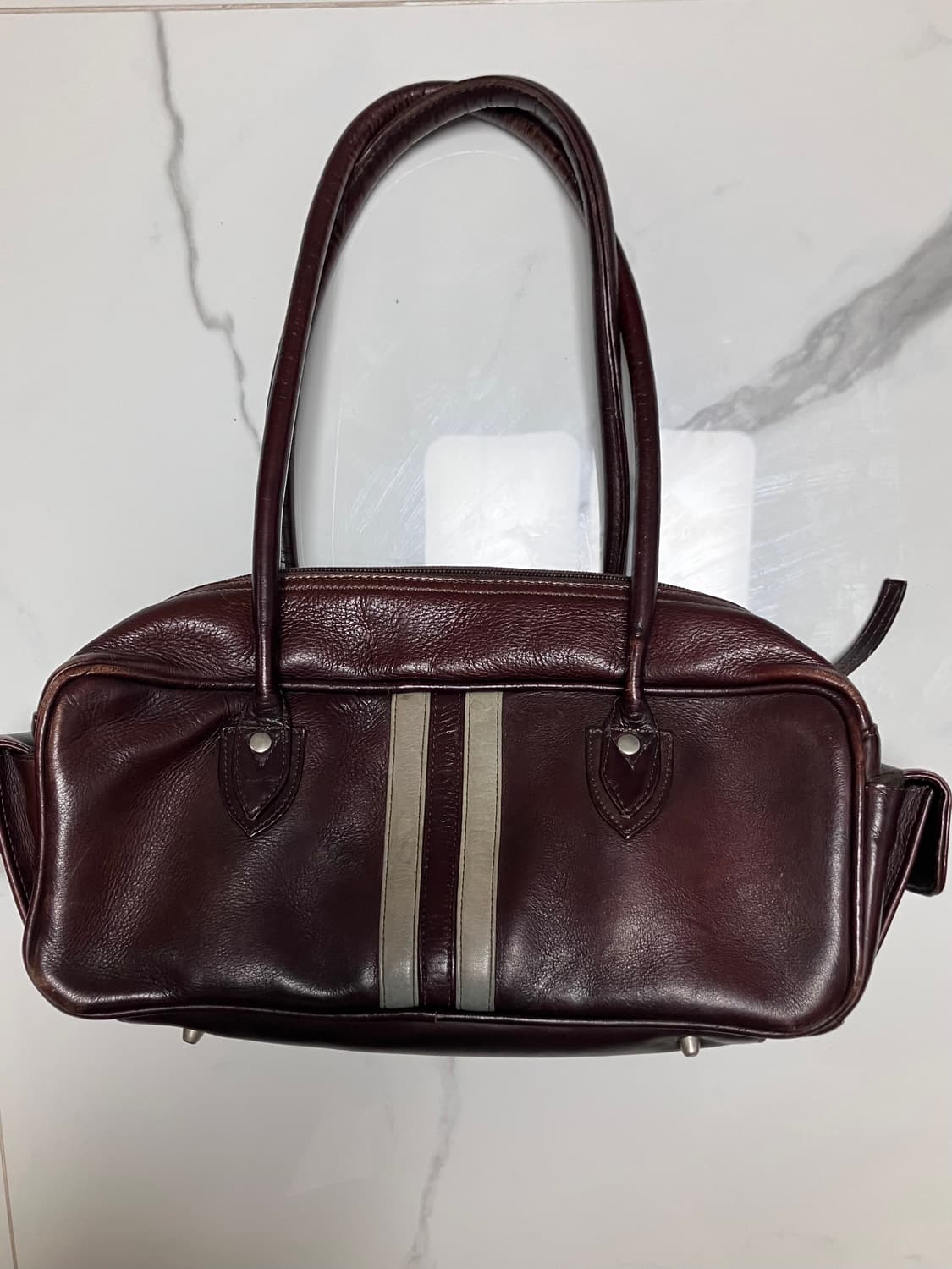 ox blood 버건디 브라운 스트라이프 이스트웨스트 보울러 숄더백 상품이미지1