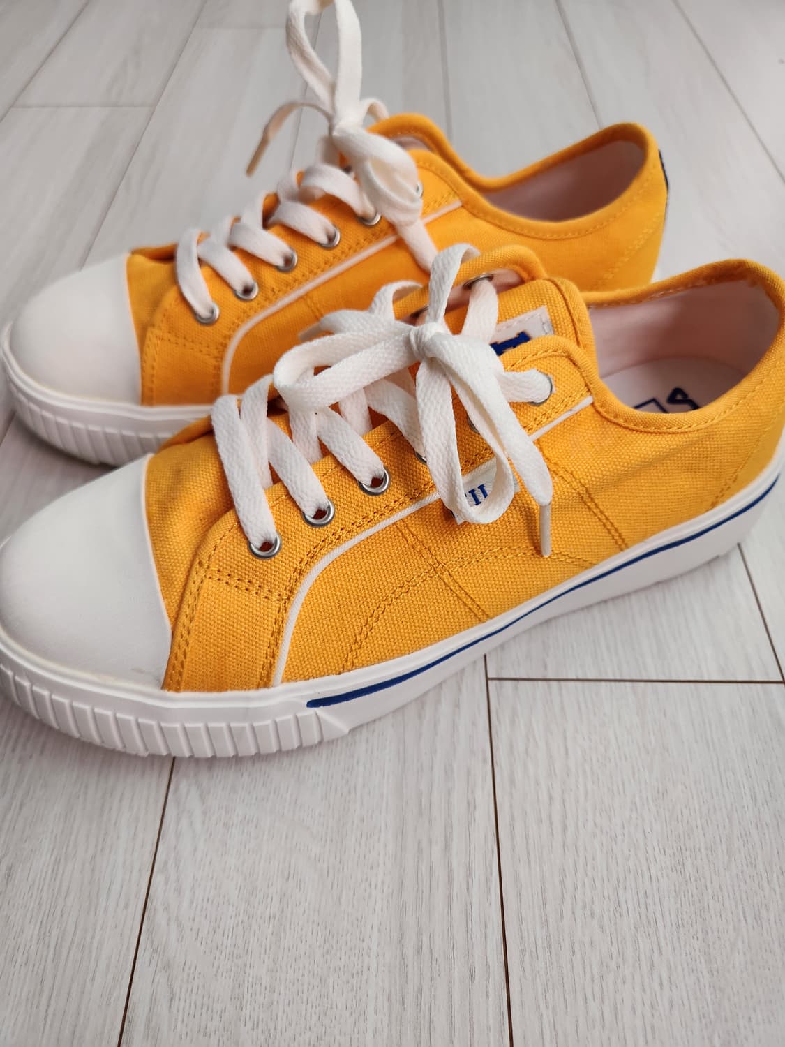 새상품)휠라 스니커즈 코트 라이트 운동화 250

오염 하자없이 깨끗해요 상품이미지1