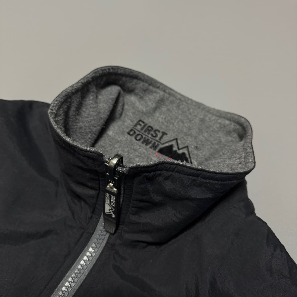 퍼스트다운 블랙 자수로고 리버시블 멜란지 플리스 2way 하이넥 자켓 상품이미지4