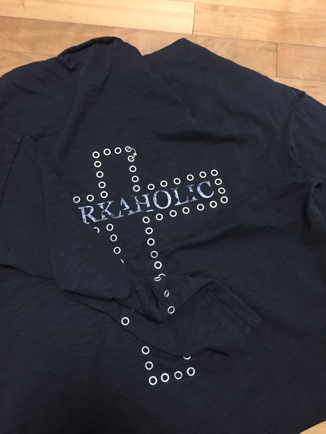 CROSS PIERCING BATWING TEE in dark 상품이미지2