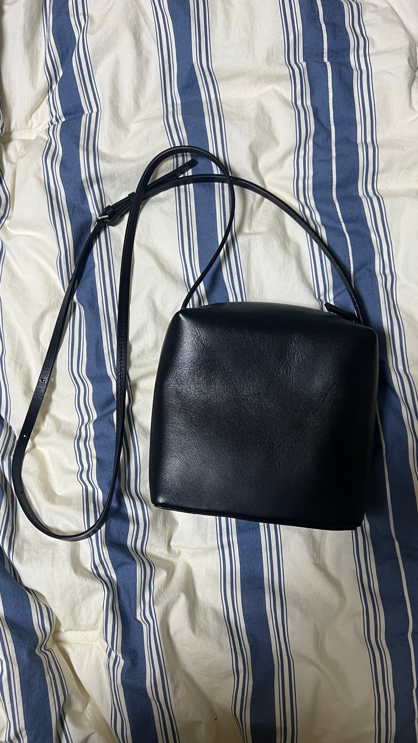 아모멘토 크로스바디 쿠보 백 블랙 cubo bag black 상품이미지2