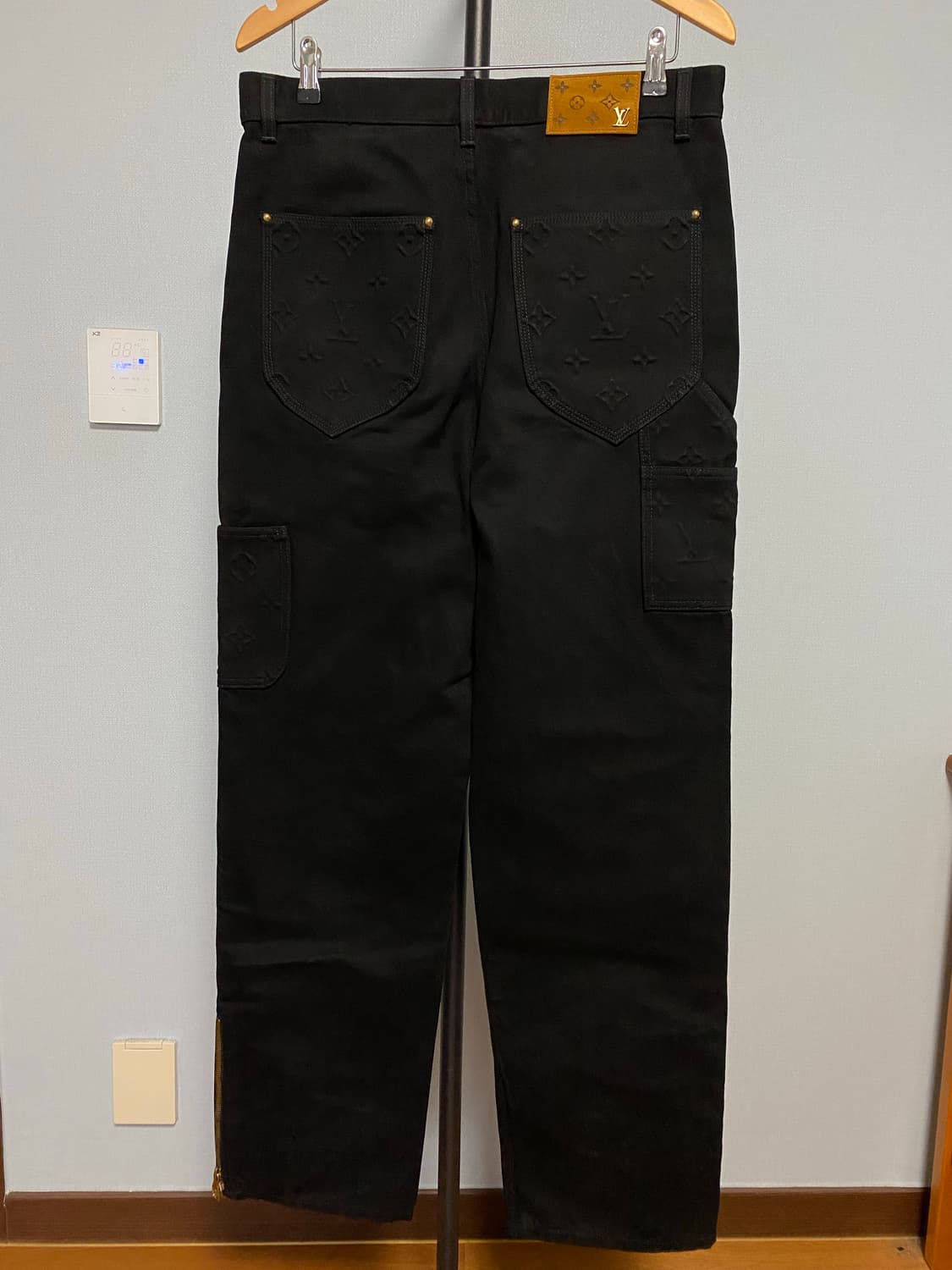 [32] 루이비통 모노그램 더블니 카펜터 팬츠 블랙 상품이미지2