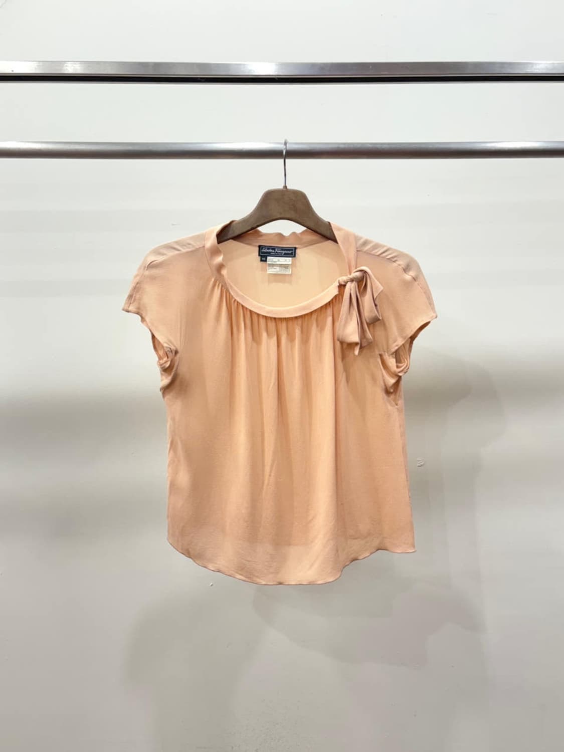 살바토레 페라가모 캡소매 블라우스 리본 타이 넥 셔링 디테일 핑크 상품이미지2