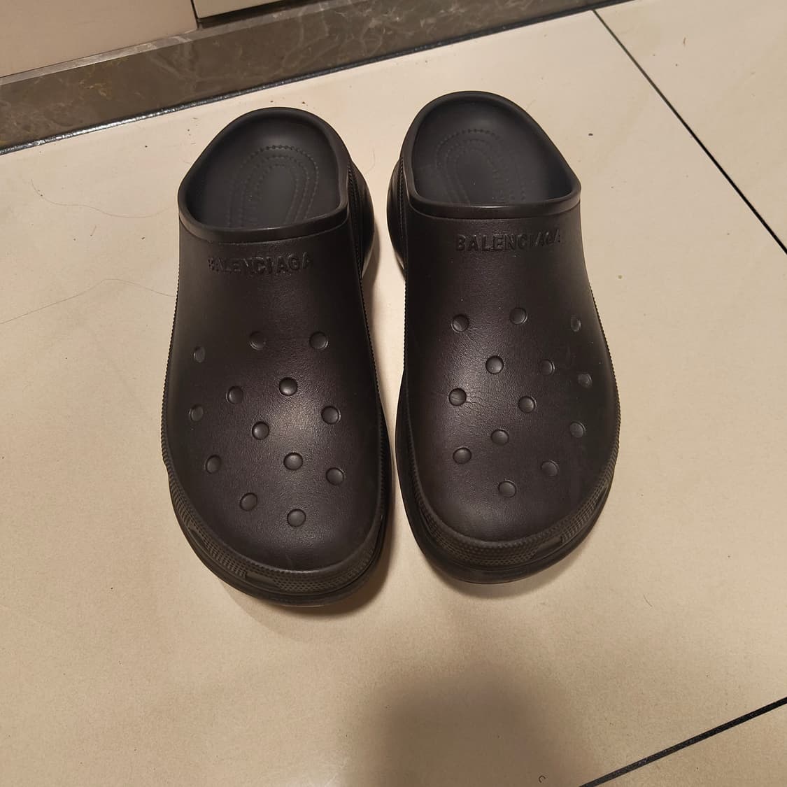 발렌시아가 크록스 클로그 뮬 블랙 43 상품이미지2